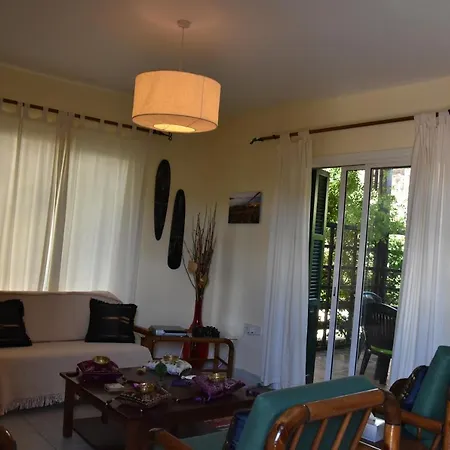 Casa de Férias Cozy House With Swimming Pool And 100m To Sea! Larnaca